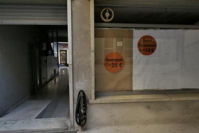 photograph “I.2023 — Impermanent” par David Farreny — www.farreny.net — Andorre, Andorra, Andorre-la-Vieille, Andorra la Vella, magasin, shop, boutique, store, fermé, closed, vitrine, window, verre, vitre, glass, papier, paper, permanent, semi permanent, prix, prices, béton, concrete, passage, corridor, portail, gate, métal, metal, ville, city, capitale, capital