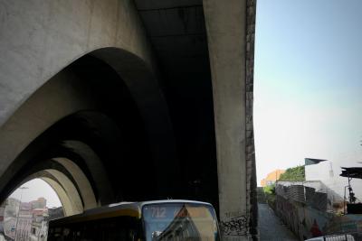 photograph “II.2020” par David Farreny — www.farreny.net — Portugal, Lisbonne, Lisboa, Lisbon, Campolide, pont, bridge, arches, archs, béton, concrete, 1940, autoroute, highway, rue, street, bus, 712, Santa Apolonia, passage, ville, city, capitale, capital, tags, graffitis, verre, glass, métal, metal, tôle ondulée, corrugated iron, fil, barbelé, barbed, wire, escalier, stairs, laid, ugly, laideur, ugliness