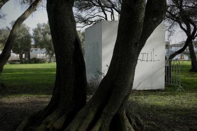 photograph “II.2020” par David Farreny — www.farreny.net — Portugal, Lisbonne, Lisboa, Lisbon, Belém, parc, park, jardin, garden, arbres, trees, troncs, trunks, bâtiment, building, cube, béton, concrete, tag, graffiti, barrière, guardrail, herbe, grass, gens, people, Pedrouços, car, autocar, coach, bus, BMT