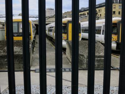 photograph “VIII.2015” par David Farreny — www.farreny.net — Royaume-Uni, United Kingdom, Grande-Bretagne, Great Britain, Angleterre, England, Londres, London, Chelsea, Chelsea Bridge, gare, ferroviaire, train, station, trains, clôture, fence, métal, metal, barres, bars, blocs, béton, concrete, blocks, immeubles, buildings, bâtiments, fenêtres, windows, tour, tower, cailloux, pebbles, numéros, numbers