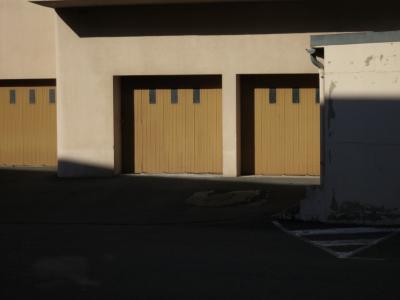 photograph “III.2014 — Nowhere” par David Farreny — www.farreny.net — France, Occitanie, Rouergue, Aveyron, garages, portails, gates, immeuble, building, bâtiment, béton, concrete, gouttière, drainpipe, bitume, blacktop, asphalt, asphalte