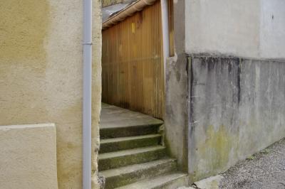 photograph “III.2021” par David Farreny — www.farreny.net — France, Occitanie, Gascogne, Gascony, Gers, Éauze, rue, street, allée, alley, béton, concrete, ciment, cement, enduit, roughcast, mur, wall, marches, steps, escalier, stairs, gouttières, drainpipes, gutter, métal, metal, tôle ondulée, corrugated iron