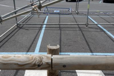 photograph “VII.2023” par David Farreny — www.farreny.net — Andorre, Andorra, Canillo, parking, car park, places, spaces, bitume, blacktop, asphalte, asphalt, rambarde, guardrail, bois, wood, structure, échafaudage, scaffolding, métal, metal, voitures, cars, peinture, paint, bleu, blue, blanc, white, ombres, shadows