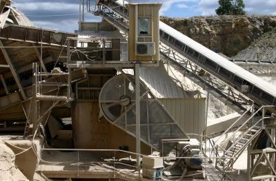 photograph “VIII.2005” par David Farreny — www.farreny.net — France, carrière, quarry, machines, métal, metal, poussière, dust, roche, rock, industrie, industry, structure, tapis roulant, conveyor belt, convoyeur à bande, cabine, cab, falaise, cliff, arbre, tree, escalier, stairs, marches, steps, câbles, cables, fils, wires, roue, wheel, tôle ondulée, corrugated iron, profusion, Occitanie, Aveyron, Rouergue, Onet-le-Château, la Vialatelle