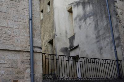 photograph “XII.2020” par David Farreny — www.farreny.net — France, Occitanie, Gard, Uzès, ville, city, immeuble, bâtiment, building, pierre, stone, ciment, cement, gouttières, drainpipes, métal, metal, barrière, fence, angle, coin, corner, fenêtres, windows, câbles, cables, fils, wires, porte, door