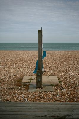 photograph “VII.2010” par David Farreny — www.farreny.net — Royaume-Uni, United Kingdom, Angleterre, England, GB, UK, Sussex, Eastbourne, paysage, landscape, seascape, Manche, Channel, sea, côte, coast, plage, beach, gravier, gravel, galets, shingle, poteau, pole, post, tapis, carpet, bois, wood, caillebotis, duckboards, horizon, chemin, path