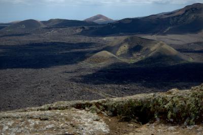 photograph “V.2016 — Lancerotte, 64” par David Farreny — www.farreny.net — Espagne, Spain, España, Canaries, Canary, Canarias, Lanzarote, Lancerotte, île, island, volcans, volcanos, volcanoes, Caldera blanca, montagnes, mountains, lave, lava, champ, field, paysage, landscape, Tinajo, route, road, voitures, cars, nuages, clouds, ombres, shadows