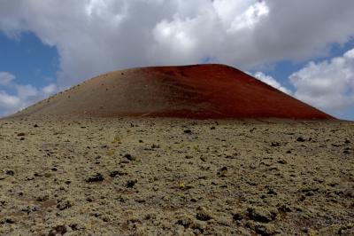 photograph “V.2016 — Lancerotte, 33” par David Farreny — www.farreny.net — Espagne, España, Spain, Canaries, Canarias, Canary, Lanzarote, Lancerotte, île, island, Caldera colorada, montagne, mountain, volcan, volcano, lave, lava, rouge, red, ciel, sky, nuages, clouds, nature, paysage, landscape, Masdache