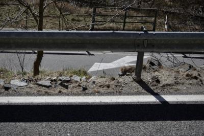 photograph “IV.2023” par David Farreny — www.farreny.net — Andorre, Andorra, Canillo, glissière de sécurité, crash barrier, métal, metal, route, road, bitume, blacktop, asphalte, asphalt, ombre, shadow, flèche, arrow, bande, stripe, peinture, paint, blanc, white, cailloux, pebbles, arbre, tree, branches, portail, gate, clôture, fence, bord, side, pré, meadow