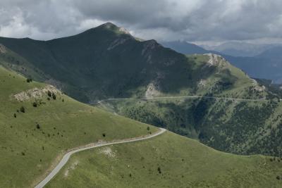 photograph “VI.2021” par David Farreny — www.farreny.net — Andorre, Andorra, La Massana, port de Cabús, col, pass, Espagne, Spain, España, Catalogne, Cataluña, Catalunya, Pyrénées, Pyrenees, montagne, miuntain, nature, paysage, landscape, frontière, border, nuages, clouds, route, road, pente, slope, arbres, trees
