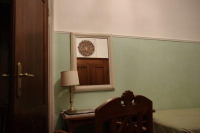 photograph “V.2022 — Announcement in the mirror” par David Farreny — www.farreny.net — Italie, Italia, Italy, Vénétie, Veneto, Venise, Venice, Venezia, Venexia, Lido, hôtel, hotel, chambre, room, miroir, mirror, bureau, desk, lampe, lamp, chaise, chair, lit, bad, mur, wall, porte, door, bois, wood, poignée, handle, métal, metal, ordinateur, computer, MacBook Pro, Mac, Apple, reflet, reflection, décoration, illustration, tableau, cadre, frame, cercle, circle, sphère, sphere, ADN, DNA, virus, organisme, annonce, announcement