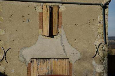 photograph “XII.2015 — Faces of home, 137” par David Farreny — www.farreny.net — France, Occitanie, Gascogne, Gers, Lavardens, maison, house, façade, facade, pierre, stone, brique, brick, gouttière, gutter, drainpipe, métal, metal, fenêtre, window, porte, door, volets, shutters, bois, wood, ciment, cement, campagne, countryside, paysage, landscape, domicile, home