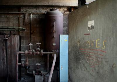 photograph “X.2009 — Copulatory market” par David Farreny — www.farreny.net — France, Occitanie, Aveyron, Rouergue, Decazeville, bâtiment, building, abandonné, abandoned, industrie, industry, salle, room, parpaings, breeze-blocks, tuyaux, pipes, vannes, valves, rouille, rust, rusty, métal, metal, cuve, tank, porte, door, béton, concrete, vieux, old, sale, dirty, graffiti, inscription, pompes, pumps, suceur, sucker, sexe, sex