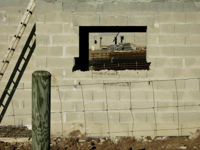 photograph “V.2012” par David Farreny — www.farreny.net — France, chantier, construction, building, site, maisons, houses, mur, wall, parpaings, breeze-blocks, bois, wood, fenêtre, window, échelle, ladder, métal, metal, treillis, armature, lattice, framework, matériaux, material, poteau, post, grillage, clôture, fence, fencing, terre, sol, earth, soil, Occitanie, Aveyron, Rouergue, Olemps