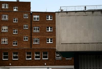 photograph “V.2008” par David Farreny — www.farreny.net — Royaume-Uni, United Kingdom, Angleterre, England, GB, UK, Londres, London, Marylebone, bâtiment, building, béton, concrete, brique, brick, briques, bricks, fenêtres, windows, rambarde, guardrail, terrasse, terrace