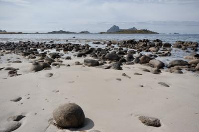 photograph “VII.2017 — Run away to the North, 256” par David Farreny — www.farreny.net — Norvège, Norway, Norge, Nord-Norge, Nordland, Bø, Vesterålen, Gimstad, mer, sea, océan, ocean, Atlantique, Atlantic, plage, beach, rivage, seashore, sable, sand, rochers, rocks, montagne, mountain, île, island, horizon, paysage, landscape, marin, seascape, carte postale, postcard