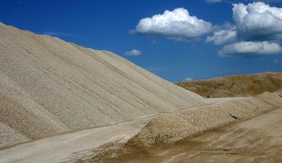 photograph “V.2005” par David Farreny — www.farreny.net — France, nuages, clouds, gravier, gravel, tas, heap, pile, Occitanie, Aveyron, Rouergue, Onet-le-Château, Sébazac-Concourès, carrière, quarry, La Vialatelle