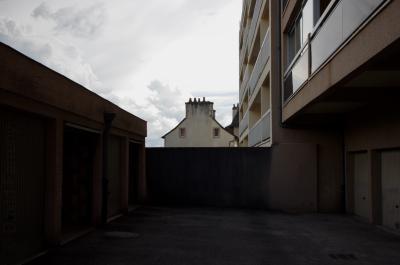 photograph “V.2014 — Faces of home, 84” par David Farreny — www.farreny.net — France, domicile, home, maison, house, fenêtres, windows, nuages, clouds, ville, city, immeuble, bâtiment, building, garages, balcons, balconies, rambardes, guardrails, cheminées, chimneys, mur, wall, paroi, béton, concrete, gouttière, drainpipe, portails, gates, toit, roof, Occitanie, Rouergue, Aveyron, Rodez