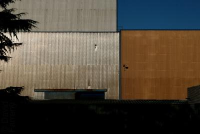 photograph “I.2011 — Soir, Issoire” par David Farreny — www.farreny.net — France, Auvergne, Puy-de-Dôme, Issoire, ville, city, usine, factory, métal, metal, tôle ondulée, corrugated iron, soir, evening, lampadaire, lamp, street lamp, arbre, tree, atelier, shop, workshop, industrie, industry, hiver, winter