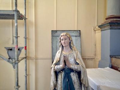 photograph “VI.2016 — Mysticism under construction” par David Farreny — www.farreny.net — France, Occitanie, Gascogne, Gascony, Gers, Auch, église, church, Jacobins, art, statue, sculpture, sainte, Saint, saint, Vierge, Virgin, Marie, Mary, mur, wall, paroi, colonne, column, échafaudage, scaffolding, métal, metal, porte, door, bois, wood, chantier, construction site, travaux, works, femme, woman, prière, prayer, religion