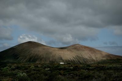 photograph “V.2016 — Lancerotte, 10” par David Farreny — www.farreny.net — Espagne, Spain, España, Canaries, Canary, Canarias, Lanzarote, Lancerotte, île, island, paysage, landscape, volcan, volcano, cratère, crater, maison, house, nuages, clouds, montagne, mountain, coulures, runoffs