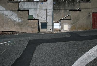 photograph “III.2012 — Faces of home, 52. π” par David Farreny — www.farreny.net — France, domicile, home, rue, street, bitume, blacktop, asphalte, asphalt, peinture, paint, escaliers, stairs, rampes, banisters, ciment, cement, porte, door, bois, wood, gris, grey, gray, portillon, gate, métal, metal, ville, city, entrées, entries, entrances, π, 14, 16, Occitanie, Rouergue, Aveyron, Rodez