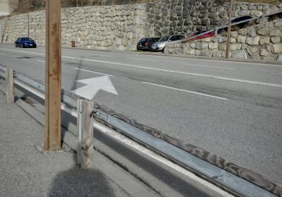 photograph “XII.2022” par David Farreny — www.farreny.net — Andorre, Andorra, Canillo, route, road, bitume, blacktop, asphalte, asphalt, mur, wall, pierre, stone, voitures, cars, flèche, arrow, rampe, ramp, trottoir, pavement, poteau, post, pole, métal, metal, glissière de sécurité, crash barrier, bois, wood, circulation, traffic, ombre, shadow