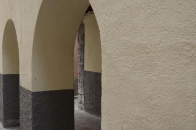photograph “VI.2023” par David Farreny — www.farreny.net — Espagne, España, Espanya, Spain, Catalogne, Cataluña, Catalunya, Catalonia, Lérida, Lleida, Alt Urgell, Organyà, ville, city, bourgade, town, rue, street, arches, archs, arcs, arcades, crépi, roughcast, coin, corner, angle, piliers, pillars, pierre, stone, mur, wall, galerie, gallery, trottoir, pavement
