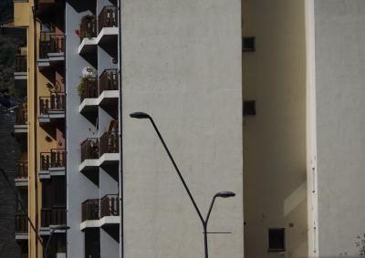 photograph “X.2021” par David Farreny — www.farreny.net — Andorre, Andorra, La Massana, bâtiment, immeuble, building, béton, concrete, mur, wall, paroi, lampadaire, lamp, métal, metal, balcons, balconies