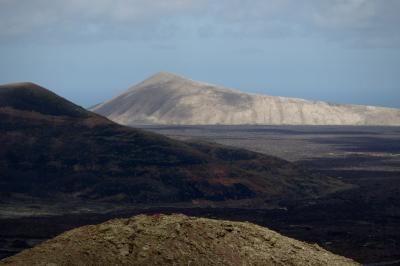 photograph “V.2016 — Lancerotte, 57” par David Farreny — www.farreny.net — Espagne, Spain, España, Canaries, Canarias, Canary, Lanzarote, Lancerotte, île, island, volcan, volcano, Caldera colorada, sommet, top, summit, volcans, volcanoes, paysage, landscape, nature, rocher, rock, nuages, clouds, vent, wind, Tías