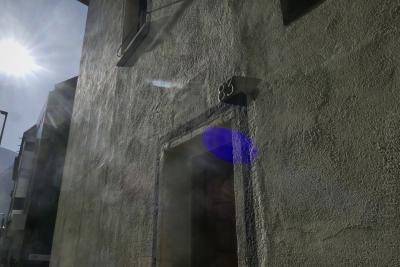 photograph “X.2023 — Electric aura” par David Farreny — www.farreny.net — Andorre, Andorra, Escaldes-Engordany, maison, house, mur, wall, enduit, crépi, roughcast, porte, door, numéro, number, 83, fenêtre, window, bâtiment, immeuble, building, lampadaire, lamp, soleil, sun, ciel, sky, taches, stains, auréoles, flares, objectif, lens, bleu, blue, ovale, oval, montagne, mountain