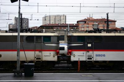 photograph “I.2006” par David Farreny — www.farreny.net — France, gare, station, train, trains, quai, platform, caténaire, catenary, transport, métal, metal, immeubles, buildings, rails, tracks, voie ferrée, railway, poteau, post, lampadaire, lamp, ville, city, 509315, câbles, cables, fils, wires, locomotives, engines, Occitanie, Haute-Garonne, Toulouse, Matabiau