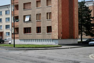 photograph “IV.2010 — Faces of home, 15” par David Farreny — www.farreny.net — France, domicile, home, immeuble, building, fenêtres, windows, soupiraux, basement windows, poteau, post, pole, lampadaire, street lamp, trottoir, pavement, pelouse, lawn, rue, street, voitures, cars, parking, car park, carrefour, crossing, carreaux, tiles, arbre, tree, Occitanie, Haute-Garonne, Villemur-sur-Tarn