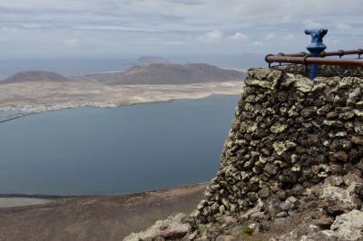 photograph “V.2016 — Lancerotte, 74. See the sea” par David Farreny — www.farreny.net — Espagne, Spain, España, Canaries, Canarias, Canary, Lanzarote, Lancerotte, île, island, La Graciosa, Orzola, Mirador del roque, océan, ocean, Atlantique, Atlantic, mer, sea, eau, water, paysage, landscape, marin, seascape, rochers, rocks, plateforme, platform, terrasse, terrace, montagnes, mountains, nuages, clouds, rambarde, guardrail, métal, metal, télescope, telescope