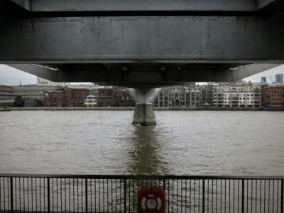 photograph “VIII.2015” par David Farreny — www.farreny.net — Royaume-Uni, United Kingdom, Angleterre, England, GB, UK, Londres, London, Lambeth, South Bank, Bankside, Millennium Bridge, ville, city, capitale, capital, mégalopole, megalopolis, pont, bridge, passerelle, footbridge, métal, metal, pilier, pillar, pile, rambarde, guardrail, Tamise, Thames, fleuve, river, eau, water, ombre, shadow, bouée, buoy, immeubles, buildings, bâtiments, rive, shore