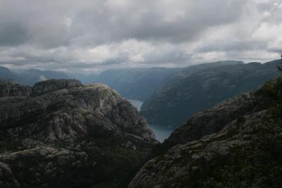 photograph “VII.2012 — Run away to the North, 186” par David Farreny — www.farreny.net — Norvège, Norway, Norge, Ryfylke, Rogaland, Forsand, Preikestolen, Prekestolen, fjord, Lysefjord, paysage, landscape, montagne, mountain, roc, roche, rocher, rock, pierre, stone, eau, water, nuages, clouds, falaise, cliff