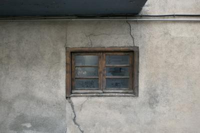 photograph “XI.2022 — Joel\'s selfie” par David Farreny — www.farreny.net — Andorre, Andorra, Canillo, mur, wall, fenêtre, window, bois, wood, verre, vitre, glass, sale, dirty, câbles, cables, fils, wires, ciment, cement, graffitis, inscriptions, writings, bite, dick, Joel, vulgaire, vulgar, stupide, stupid, autopromotion, self-promotion