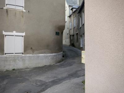 photograph “XI.2014 — Faces of home, 88” par David Farreny — www.farreny.net — France, Occitanie, Aveyron, Rouergue, Laissac, rue, street, ville, city, maisons, houses, ciment, cement, gris, grey, gray, bitume, blacktop, asphalte, asphalt, fenêtres, windows, volets, shutters, bois, wood, boîte à lettres, letterbox, mailbox, mur, wall, ruelle du Barry de l'Hom, plaque, plate