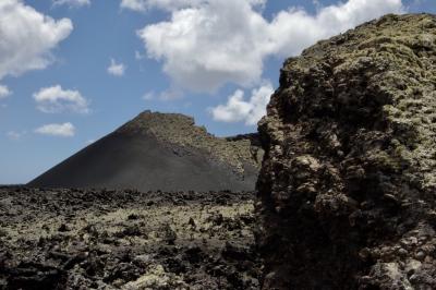 photograph “V.2016 — Lancerotte, 52” par David Farreny — www.farreny.net — Espagne, Spain, España, Canaries, Canary, Canarias, Lanzarote, Lancerotte, île, island, volcan, volcano, montagne, mountain, champ, lave, lava, field, rocher, rock, cailloux, stones, cratère, crater, volcán del Cuervo, Taús