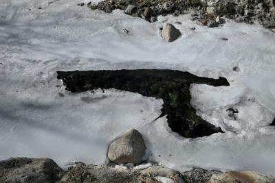 photograph “II.2023 — Cold suicide” par David Farreny — www.farreny.net — Andorre, Andorra, Canillo, rivière, river, Valira d'Orient, Valira, glace, ice, froid, cold, hiver, winter, trou, hole, form, shape, pistolet, gun, revolver, arme, weapon, rochers, rocks, rive, shore, eau, water, neige, snow, suicide