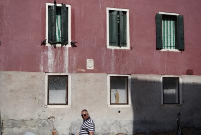photograph “V.2022” par David Farreny — www.farreny.net — Italie, Italy, Vénétie, Veneto, Venise, Venice, Venezia, Venexia, Castello, canal, gondole, gondola, bateau, boat, gondolier, batelier, boatman, homme, man, fenêtres, windows, volets, shutters, façade, facade, bois, wood, rideaux, curtains, stores, verre, vitres, glass, lunettes de soleil, sunglasses, ombre, shadow