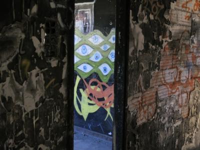 photograph “VIII.2015 — Look of the others market” par David Farreny — www.farreny.net — France, Occitanie, Tarn, Blaye-les-Mines, usine, factory, abandonnée, abandoned, laverie, charbon, coal, laundry, mur, wall, paroi, brique, brick, tag, graffiti, dessin, drawing, yeux, eyes, bleus, blue, peinture, painting, porte, door, sol, floor