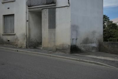 photograph “IX.2018 — Faces of home, 99. Old-school hardcore” par David Farreny — www.farreny.net — France, maison, house, domicile, home, rue, street, ville, city, ciment, cement, fenêtre, window, porte, door, marches, steps, escalier, stairs, balcon, balcony, câble, cable, fil, wire, gouttière, drainpipe, arbres, trees, bâtiment, building, asphalte, asphalt, bitume, blacktop, hardcore, old school, gris, grey, gray, volets, shutters, Occitanie, Gascogne, Gers, Vic-Fezensac
