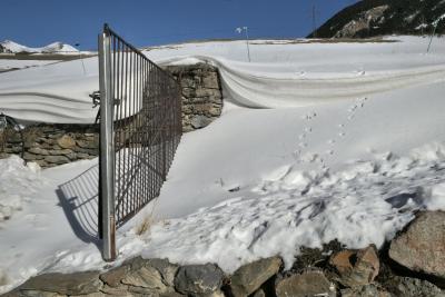 photograph “I.2023” par David Farreny — www.farreny.net — Andorre, Andorra, Canillo, hiver, winter, neige, snow, portail, gate, métal, metal, rochers, rocks, muret, low wall, pierre, stone, traces, pas, footprints, pli, fold, clôture, fence, ombre, shadow, tuyau, pipe, pylône, pylon, électrique, electric, montagne, mountain, câbles, cables, fils, wires