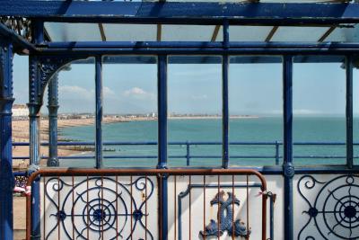 photograph “V.2013” par David Farreny — www.farreny.net — Royaume-Uni, United Kingdom, Angleterre, England, GB, UK, Sussex, East Sussex, Eastbourne, jetée, promenade, pier, barrière, barrier, métal, metal, rouille, rust, rusty, baies, windows, verre, vitre, glass, séparation, division, splitting, bas-relief, low relief, poissons, fishes, motifs, pattern, guardrail, paysage, landscape, marin, seascape, vue, view, Manche, Channel, mer, sea, côte, coast, plage, beach, horizon, épis, groynes, brise-lames, breakwaters, baie, bay, front de mer, seafront, profusion