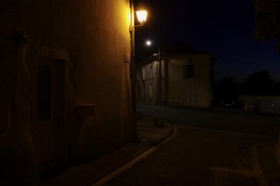 photograph “VII.2020 — At night” par David Farreny — www.farreny.net — France, Occitanie, Gascogne, Gascony, Gers, Jegun, été, summer, soir, evening, nuit, night, village, rue, street, maisons, houses, lampadaires, lamps, lumière, light, bitume, blacktop, asphalte, asphalt, plaque, plate, rue Sainte-Marie, boîte à lettres, mailbox, voitures, cars, garage, portes, doors, fenêtres, windows, volets, shutters, bois, wood, arbre, tree, sombre, dark, pénombre, darkness