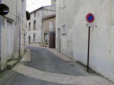 photograph “VII.2013 — Faces of home, 67” par David Farreny — www.farreny.net — France, Limousin, Haute-Vienne, Le Dorat, ville, city, village, rue, street, panneaux, roadsigns, maisons, houses, fenêtres, windows, portes, doors, rideaux, curtains, ciment, cement, fils, wires, câbles, cables, gouttières, drainpipes, gutters, pavés, cobblestone, lampadaire, lamp, domicile, home