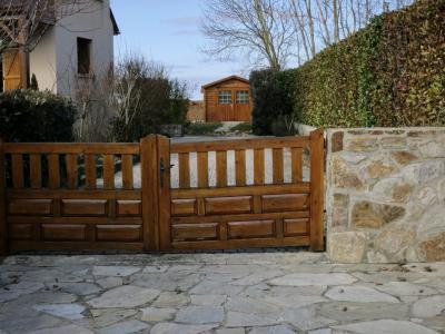 photograph “II.2012 — Faces of home, 48” par David Farreny — www.farreny.net — France, domicile, home, portail, gate, maison, house, bois, wood, haie, hedge, cabanon, remise, shed, hut, muret, low wall, pierre, stone, jardin, garden, arbres, trees, volet, shutter, entrée, entry, entrance, Occitanie, Aveyron, Rouergue, Olemps