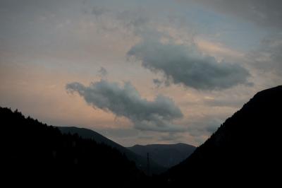 photograph “VII.2024 — Whatever” par David Farreny — www.farreny.net — Andorre, Andorra, Canillo, Prats, Pyrénées, Pyrenees, montagnes, mountains, soir, evening, forêt, forest, ciel, sky, nuages, clouds, pylône, électrique, transmission, tower, électricité, electricity, métal, metal
