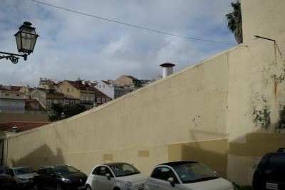 photograph “II.2020” par David Farreny — www.farreny.net — Portugal, Lisbonne, Lisboa, Lisbon, rue, street, mur, wall, paroi, voitures, cars, jaune, yellow, hiver, winter, maisons, houses, câble, cable, fil, wire, lampadaire, lamp, capitale, capital